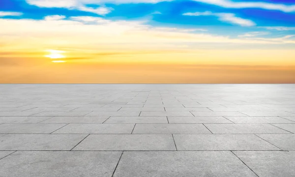 Leere Quadratische Kacheln Und Schöne Himmelslandschaft — Stockfoto