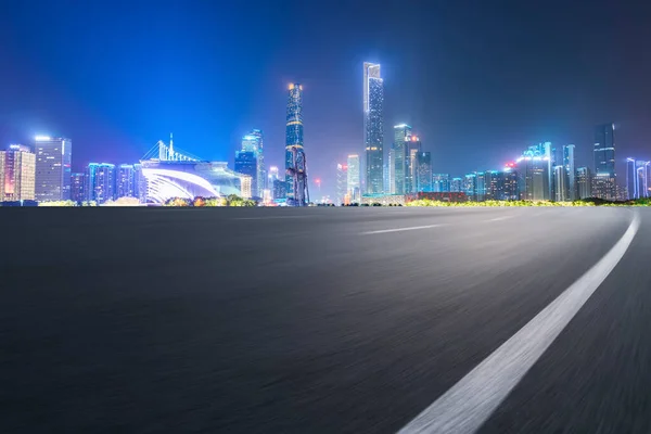 道路舗装と広州市の建物スカイライン — ストック写真