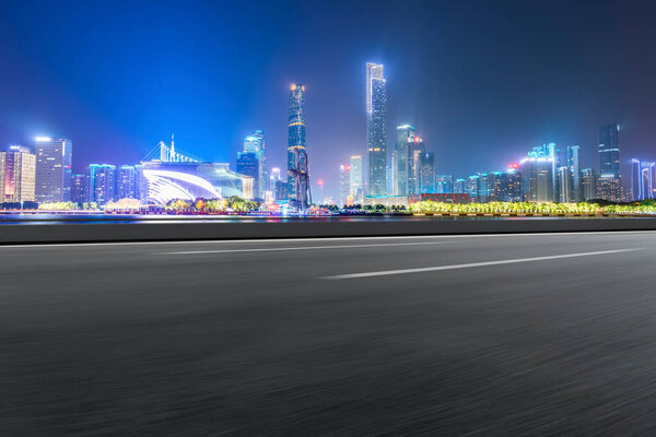Дорожный тротуар и городские здания Гуанчжоу