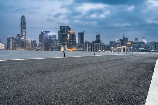 Road Asfalt Trottoar Och Stadsarkitektur Skyline — Stockfoto