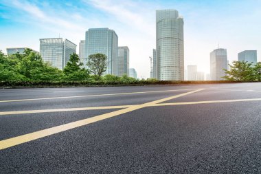 Şehir mimarisinin yol ve ufuk çizgisi