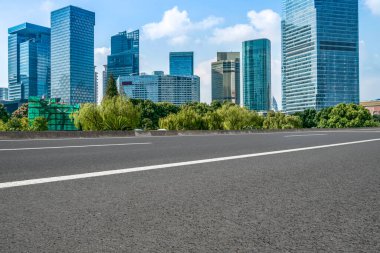 Çin 'deki modern ticari binalar boyunca boş asfalt yol 