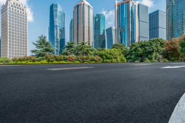 Çin 'deki modern ticari binalar boyunca boş asfalt yol 