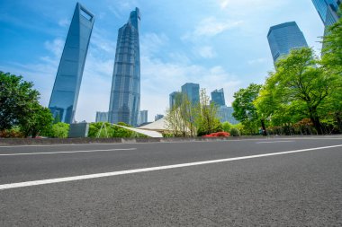 Çin 'deki modern ticari binalar boyunca boş asfalt yol 