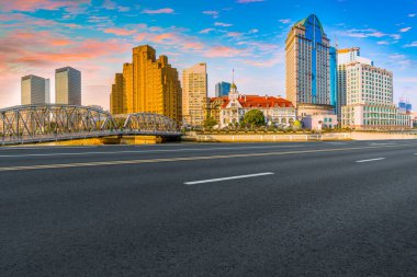 Çin 'deki modern ticari binalar boyunca boş asfalt yol 