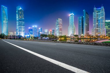 Çin 'deki modern ticari binalar boyunca boş asfalt yol 