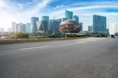 Hangzhou şehir polisinin şehir yolu asfalt kaldırımı ve ufuk çizgisi