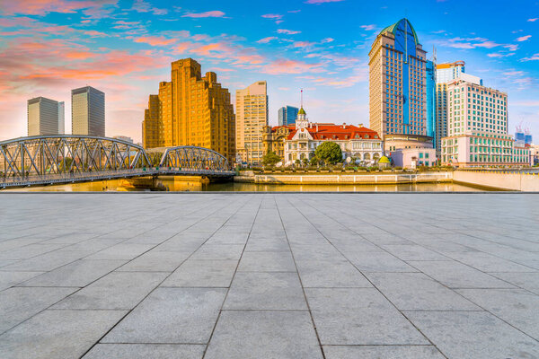 Голубое небо, пустой мраморный пол и горизонт шанхайских городских архи
