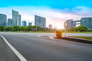 Şehir mimarisinin yol ve ufuk çizgisi