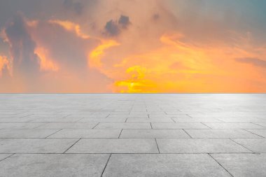 Boş karolar ve güzel gökyüzü manzarası