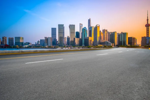 Estrada Asfalto Vazio Longo Edifícios Comerciais Modernos China — Fotografia de Stock