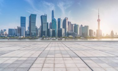 Shanghai F 'deki modern ofis binasının ön meydanı.