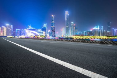 Yol kaldırımı ve Guangzhou şehir binaları ufuk çizgisi
