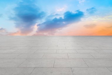 Boş karolar ve güzel gökyüzü manzarası