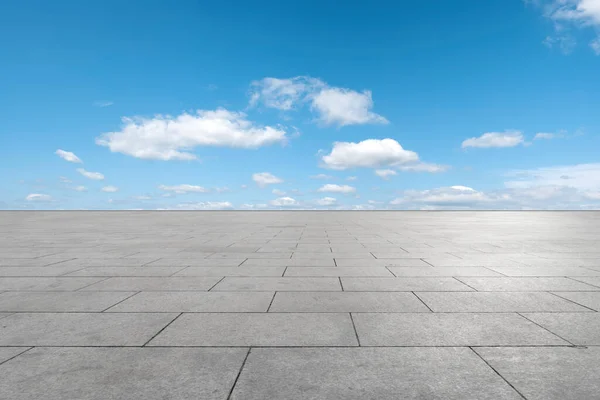 Leere Quadratische Kacheln Und Schöne Himmelslandschaft — Stockfoto