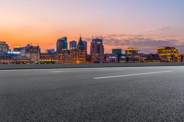 Şehrin gökdelenleri ve asfalt kaldırımları