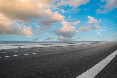Yol yüzeyi ve gökyüzü kara bulutu