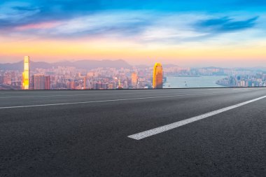 Şehrin panoramik manzarası, boş yolu