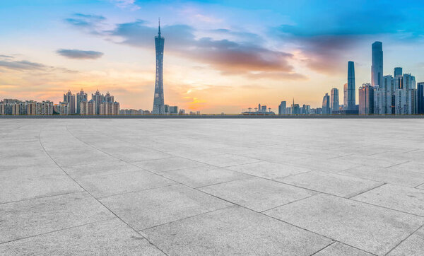 Городские небоскребы и сквер