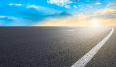Hava yolu asfalt yol ve güzel gökyüzü manzarası