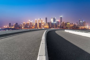 Chongqing kentinin yol yüzeyi ve ufuk çizgisi