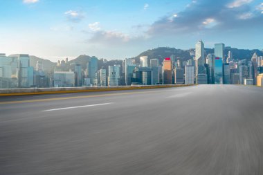Hong Kon 'da modern şehir mimarisinin yol ve ufuk çizgisi