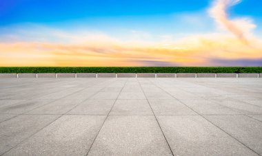Boş karolar ve güzel gökyüzü manzarası