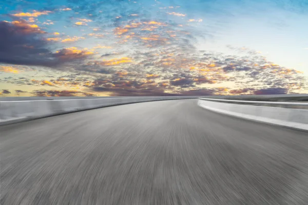 Sky Highway Asfalt Yolu Güzel Gökyüzü Günbatımı Manzarası — Stok fotoğraf