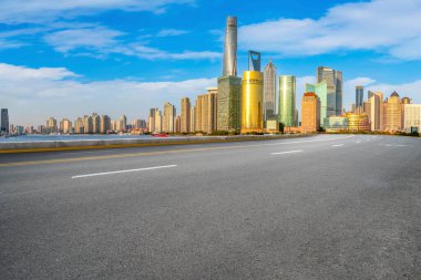 Çin 'deki modern ticari binalar boyunca boş asfalt yol 