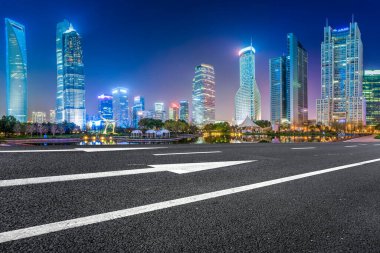 Çin 'deki modern ticari binalar boyunca boş asfalt yol 