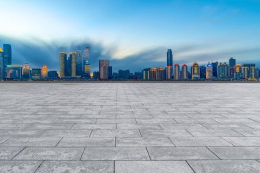 Boş mermer zemin ve Qingdao 'nun şehir binasının ufuk çizgisi.