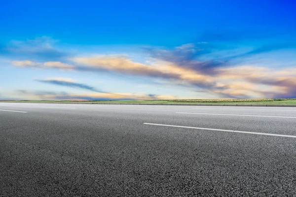 Pusta Droga Asfaltowa Autostrady Piękny Krajobraz Nieba — Zdjęcie stockowe