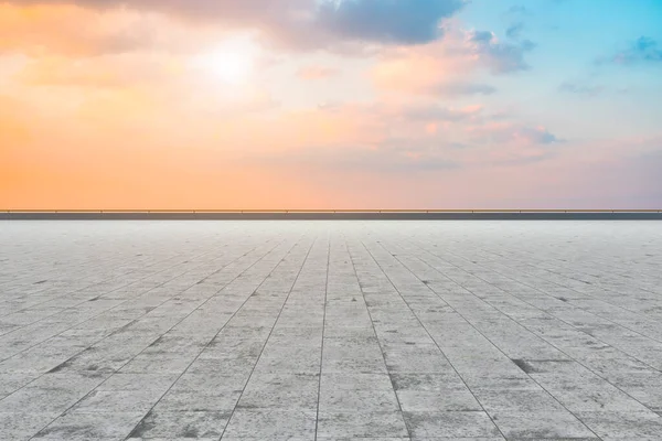 Κενό Plaza Bricks Και Sky Cloud Landscap — Φωτογραφία Αρχείου