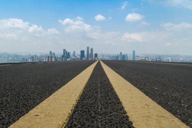 Yol kaldırımı ve Chongqing kentsel mimarisi ufuk çizgisi