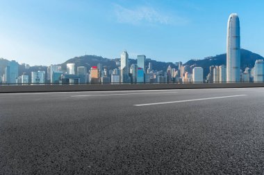 Hong Kon 'da modern şehir mimarisinin yol ve ufuk çizgisi