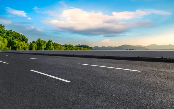 高速道路アスファルト舗装と自然景観 — ストック写真