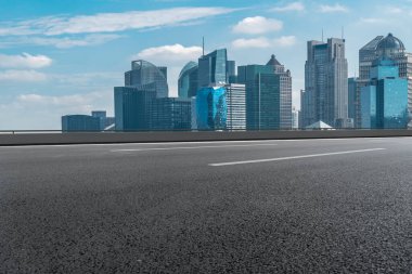 Yol yüzeyi ve gökyüzü kara bulutu