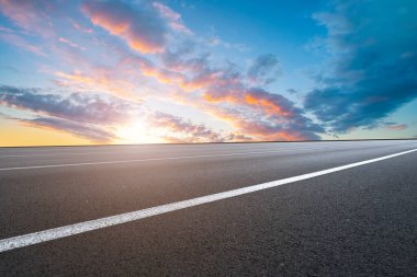 Asfalt yol ve gökyüzü