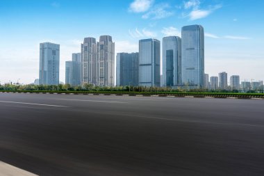Hangzho 'daki Otoyol ve Modern Şehir Mimarisinin Skyline' ı
