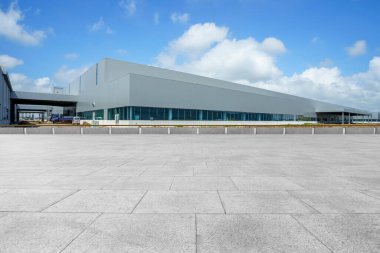 Boş kare döşemeler, modern fabrika binaları ve ambar.