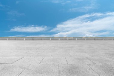 Boş Plaza Tuğlaları ve Güzel Doğal Manzara