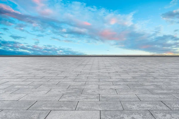 Leere Marmorböden Und Stadtansichten Unter Blauem Himmel — Stockfoto