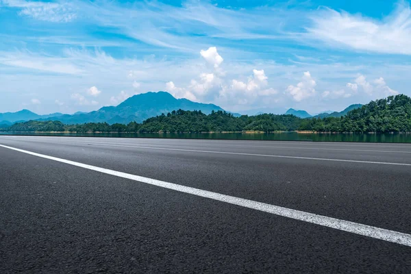 Route Asphaltée Vide Paysage Naturel Sous Ciel Bleu — Photo