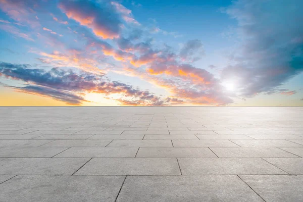 空の大理石の床と青空の下の都市の景色 — ストック写真