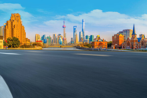 Пустая асфальтовая дорога вдоль современных коммерческих зданий в Китае
 