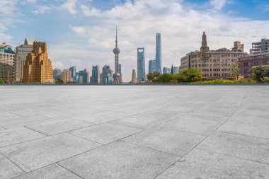 Mavi gökyüzü, boş mermer zemin ve Şangay şehir kemerinin ufuk çizgisi.