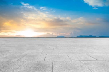 Boş Plaza Tuğlaları ve Gökyüzü Bulutu