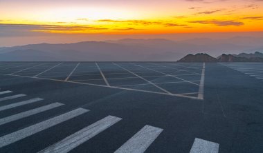Air Tar Karayolu Meydanı ve Doğal Landscap