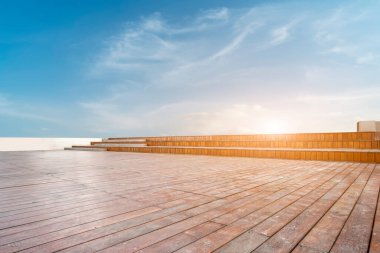 Boş Plaza Tuğlaları ve Güzel Doğal Manzara