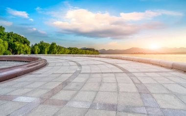 Boş döşemeler ve doğal arazi kaplaması.